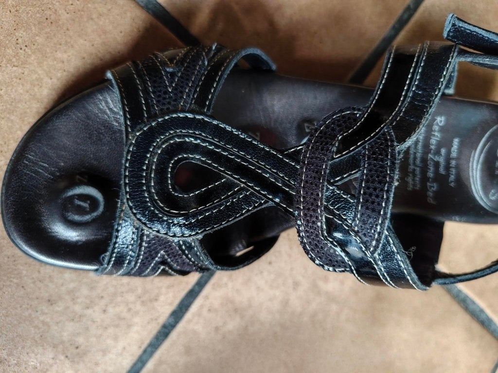 Sandales noires avec surpiqûres blanches, taille 38, Comme neuf, Enlèvement, Noir, Sandales et Mûles