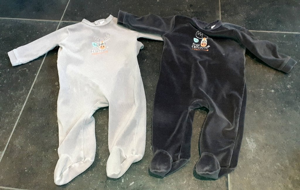 Baby setje 2 fluwelen pyjama's 9M, Enlèvement ou Envoi, Neuf, Garçon ou Fille, Vêtements de nuit ou Sous-vêtements