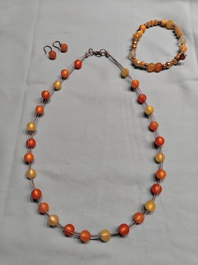Juwelenset:halsketting,armband,oorstekers;oranje en geel., Handtassen en Accessoires, Kettingen, Ophalen of Verzenden, Zo goed als nieuw