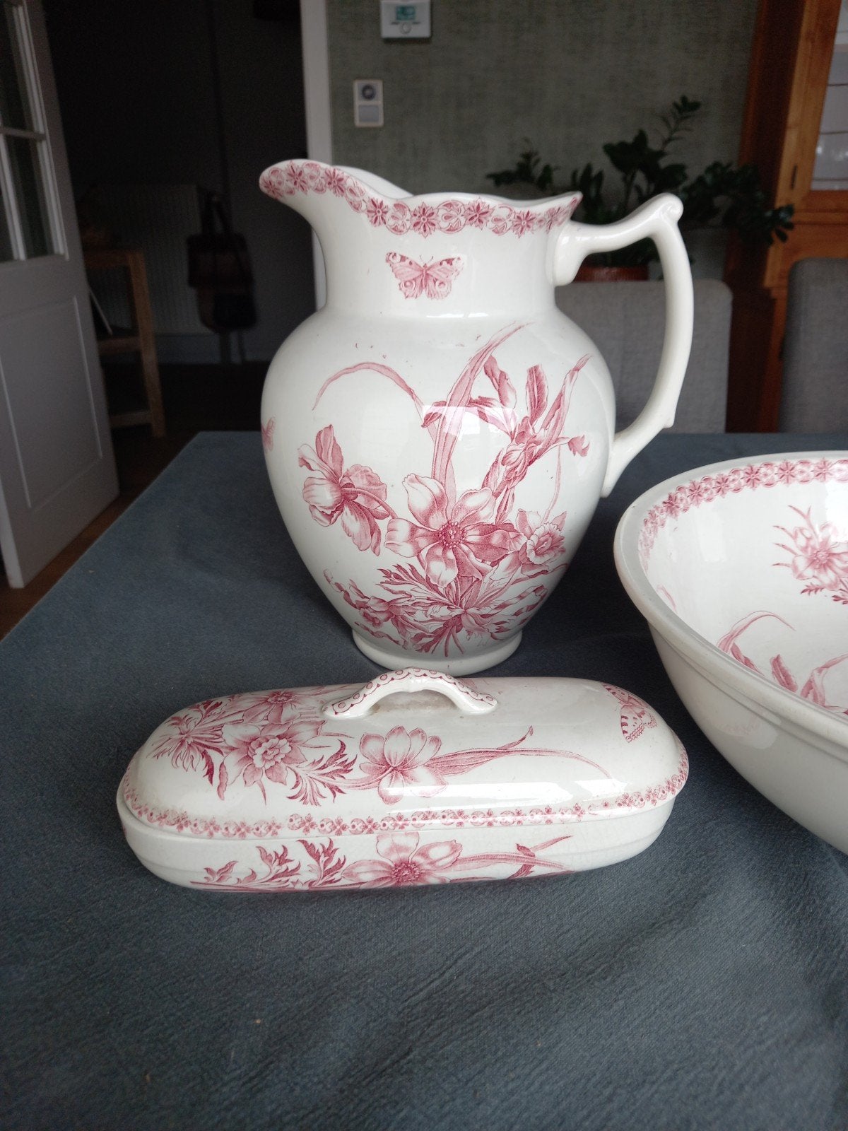 Bel ensemble très ancien composé d'un lavabo, d'une carafe e, Enlèvement ou Envoi