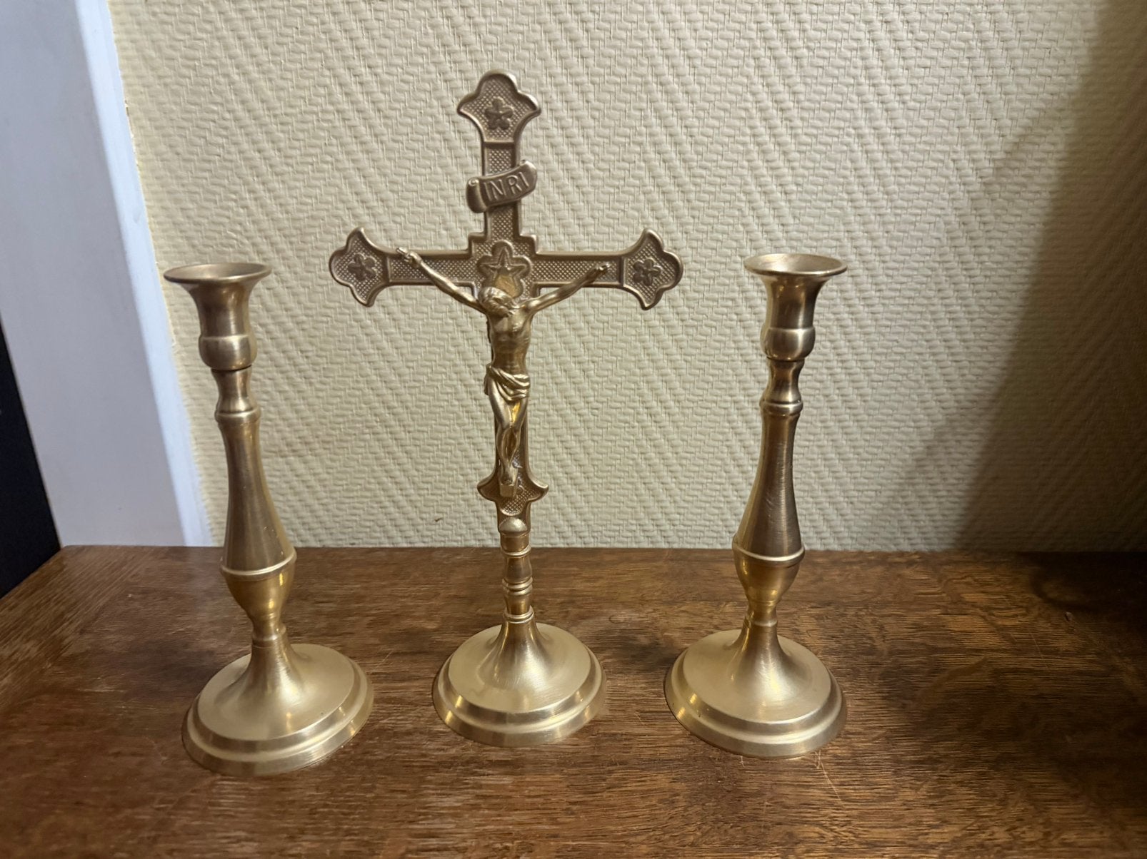 Kandelaars met kruisbeeld in koper 30 cm groot, Antiek en Kunst, Ophalen of Verzenden