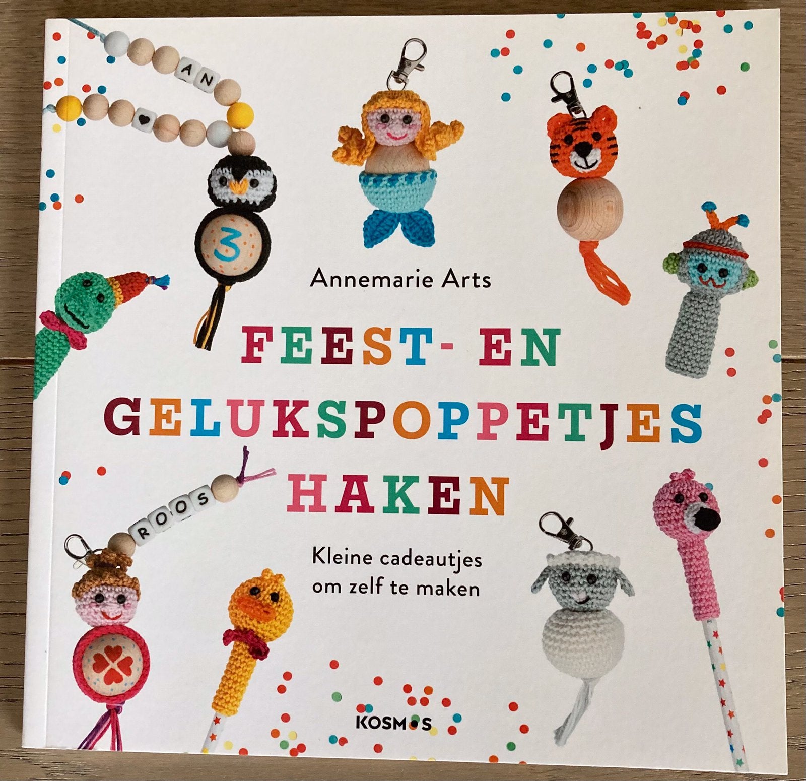 Annemarie Arts - Feest- en gelukspoppetjes haken, Boeken, Hobby en Vrije tijd, Breien en Haken, Ophalen of Verzenden, Zo goed als nieuw