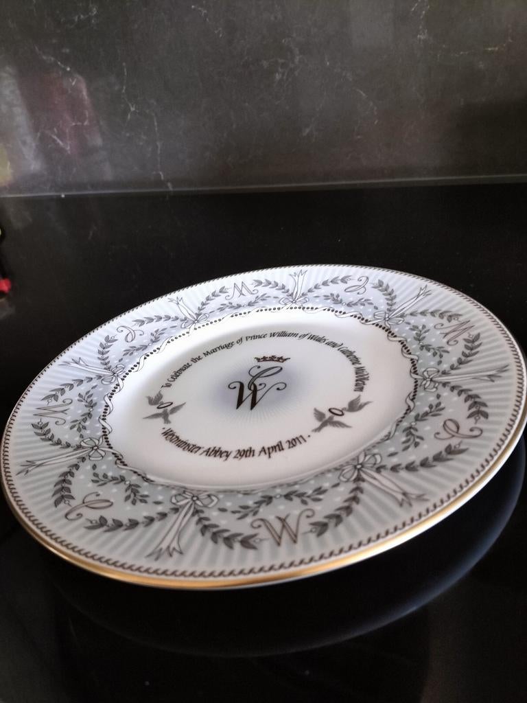 Assiette de mariage William et Catherine de Galles, Collections, Envoi