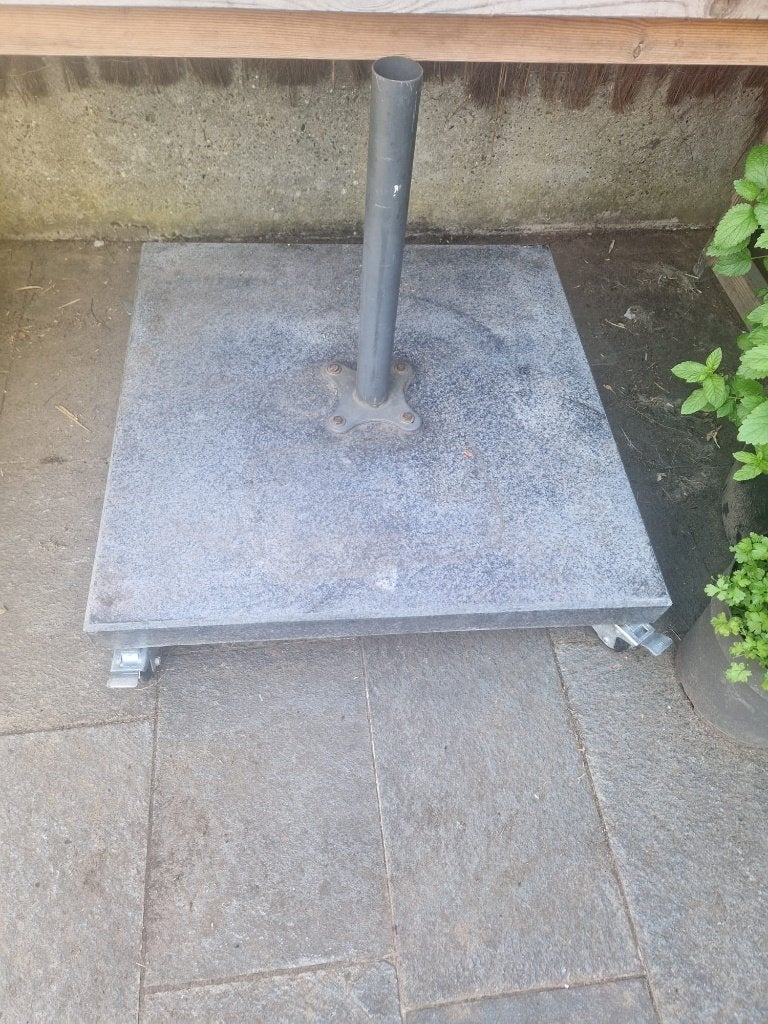 Granieten parapluvoet op wieltjes, Enlèvement, Comme neuf, Moins de 1 mètre, Base de parasol