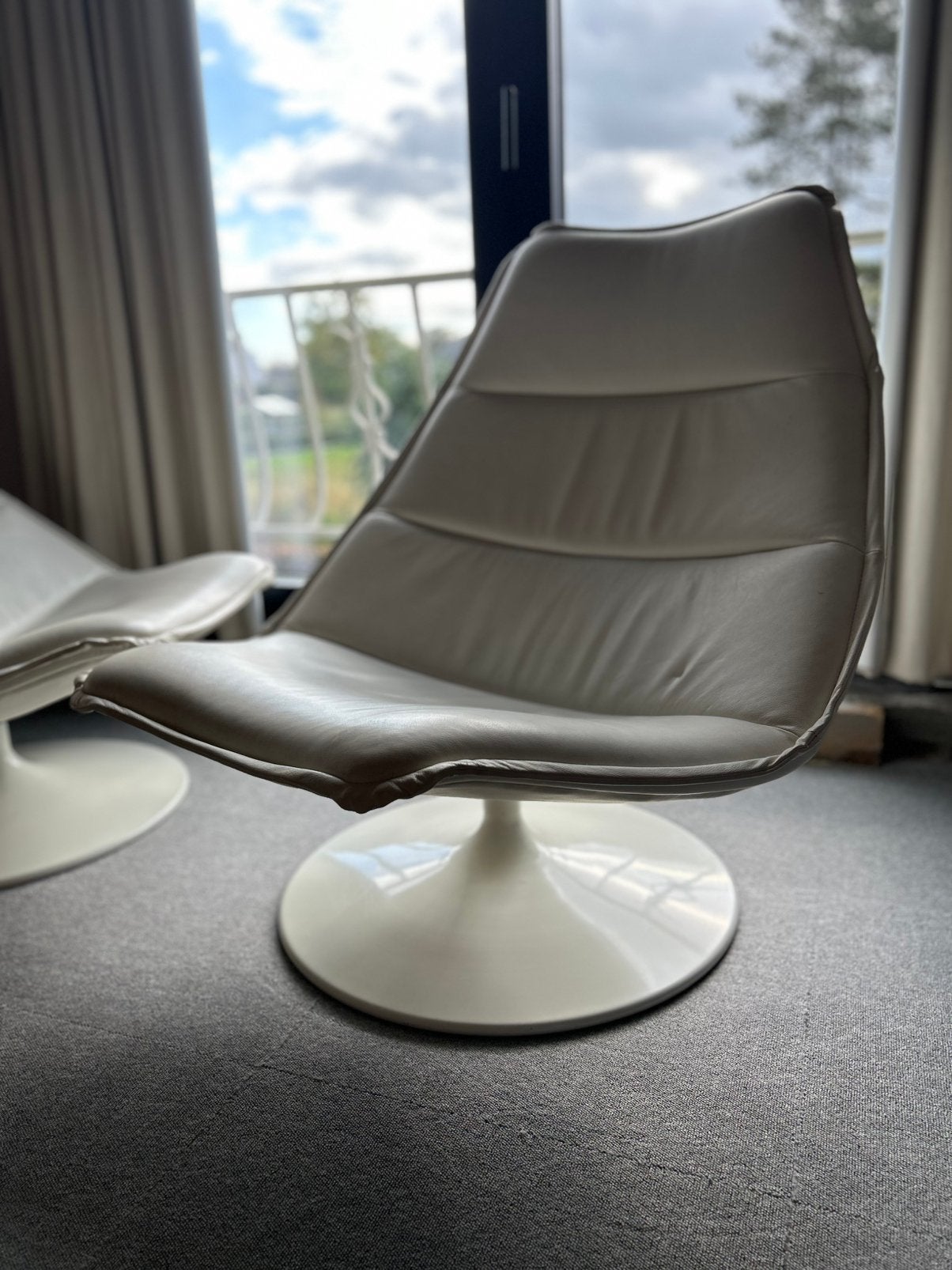 Design relaxstoelen Artifort wit leer, Ophalen, Design, Zo goed als nieuw, 75 tot 100 cm