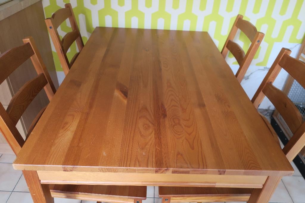 Vol houten tafel met de bijpassende 4 stoelen., Huis en Inrichting, Tafels | Eettafels, Ophalen, 100 tot 150 cm, 50 tot 100 cm