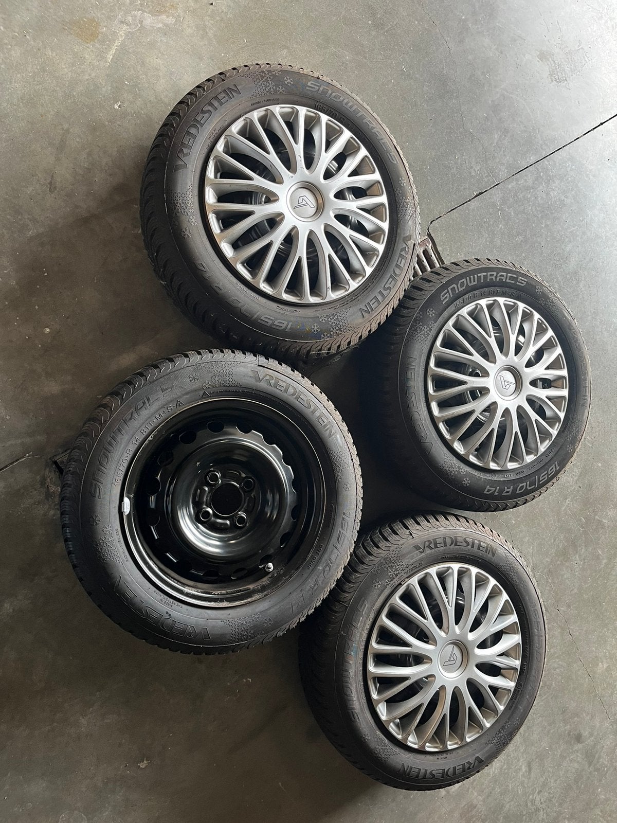 4jantes toles+ pneu hiver pour nissan micra 165/70/14p, Autos : Pièces & Accessoires, Pneus & Jantes, Enlèvement, Jante(s)