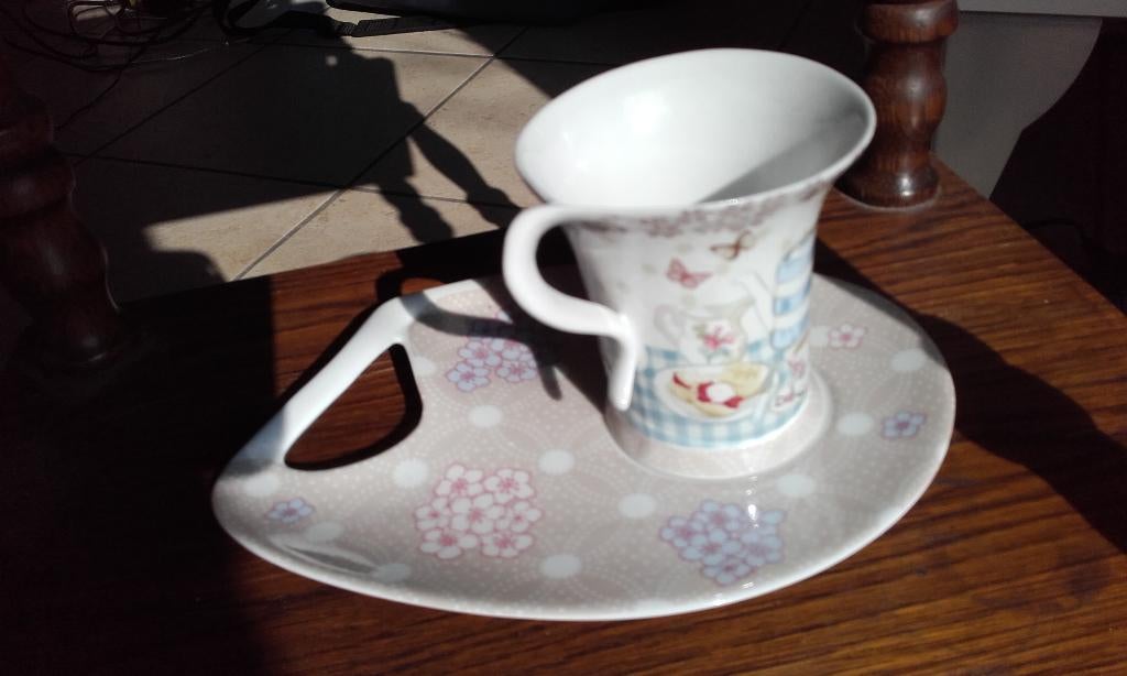 Tasse et sous-tasse - porcelaine Cavania England, Ophalen of Verzenden, Porselein