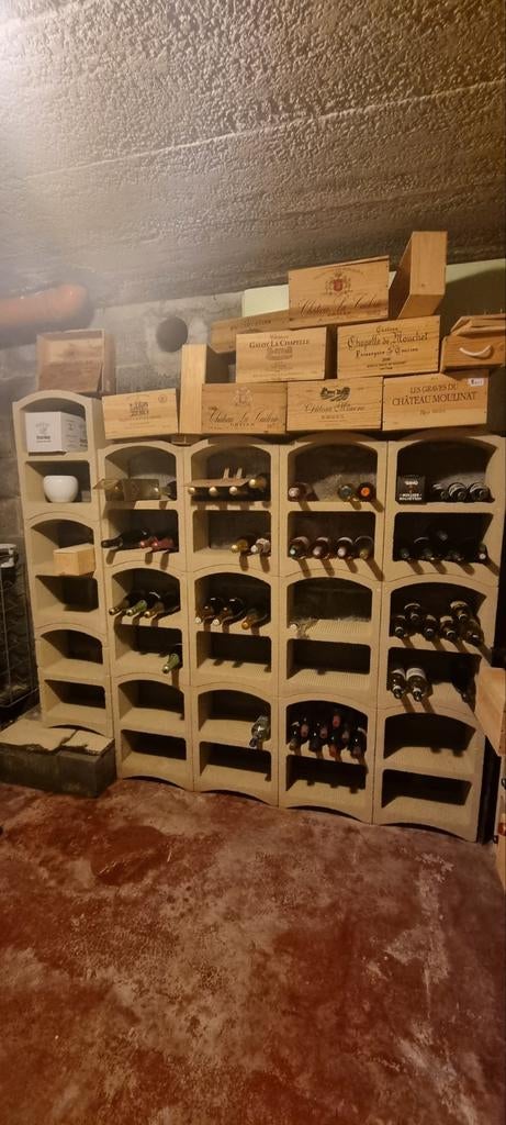 Witte stenen wijnkelder in wijnkelder van de Dordogne, Ophalen