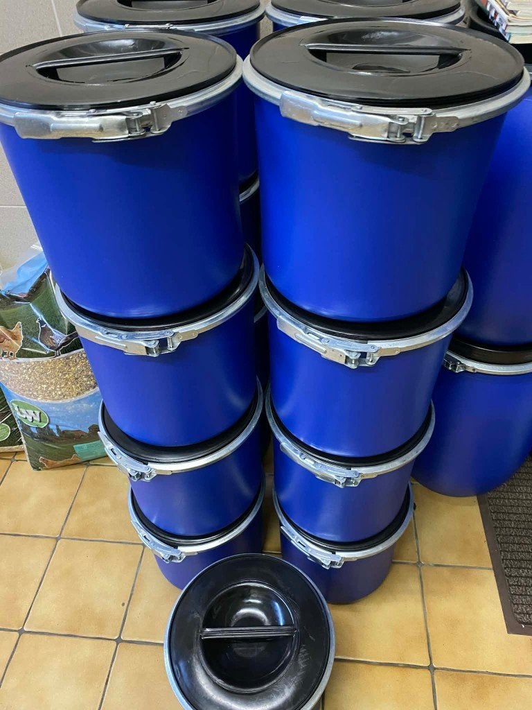 Voedertonnen met handgreep -10 liter !, Ophalen, Zo goed als nieuw