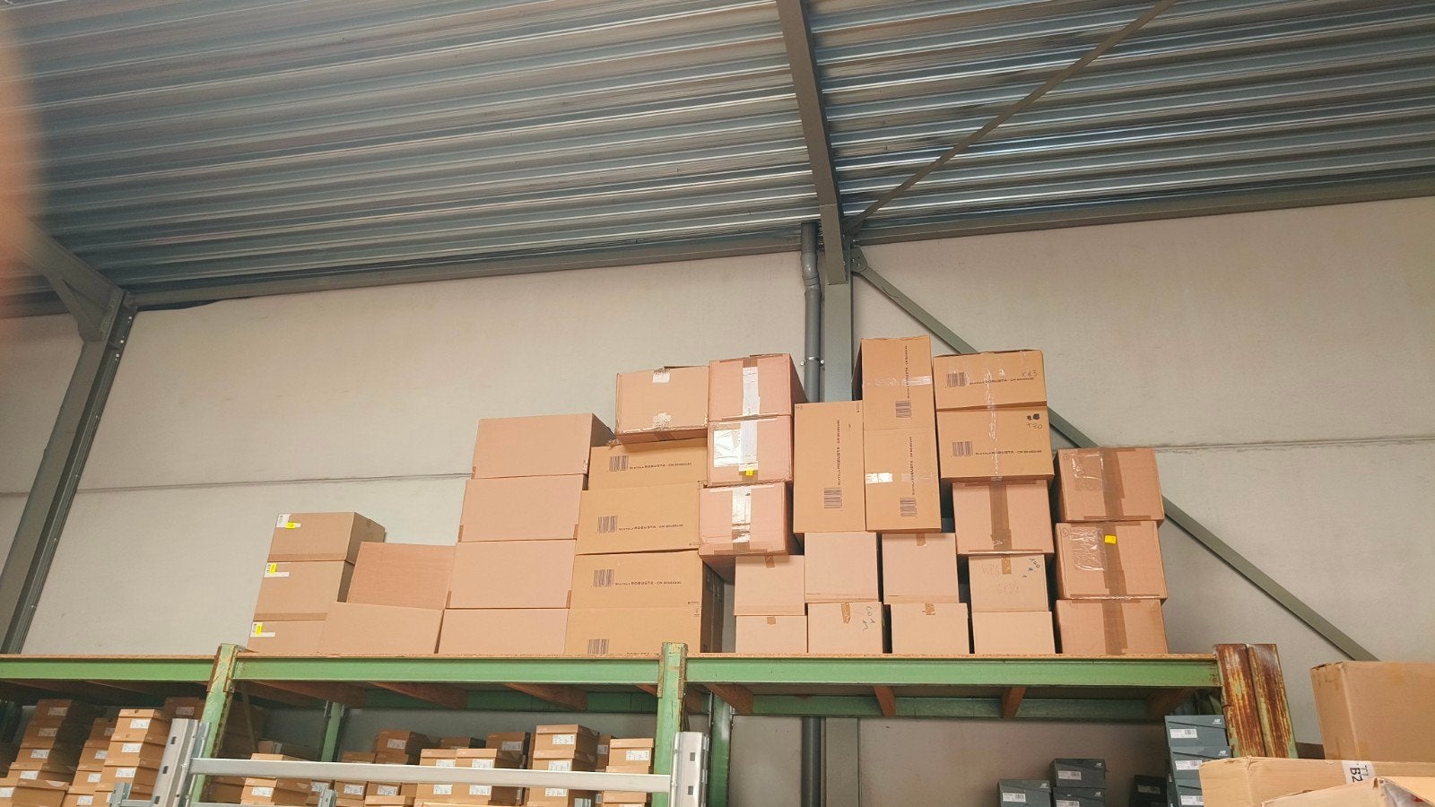 de nombreuses boîtes de déménagement/boîtes de rangement à p, Enlèvement