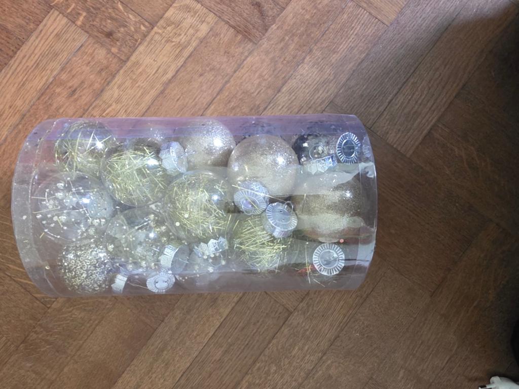 Kerstballen, Enlèvement