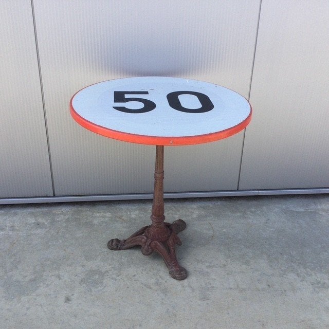 Tafeltje met gietijzeren voet en verkeersbord, Antiek en Kunst, Ophalen
