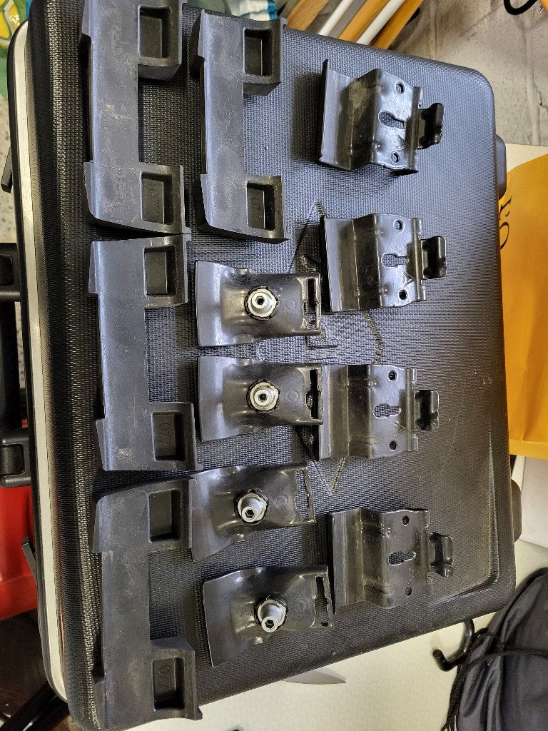 Thule Kit 186109 voor flush rail Isuzu dmax Mazda BT50, Auto diversen, Dakdragers, Ophalen, Zo goed als nieuw