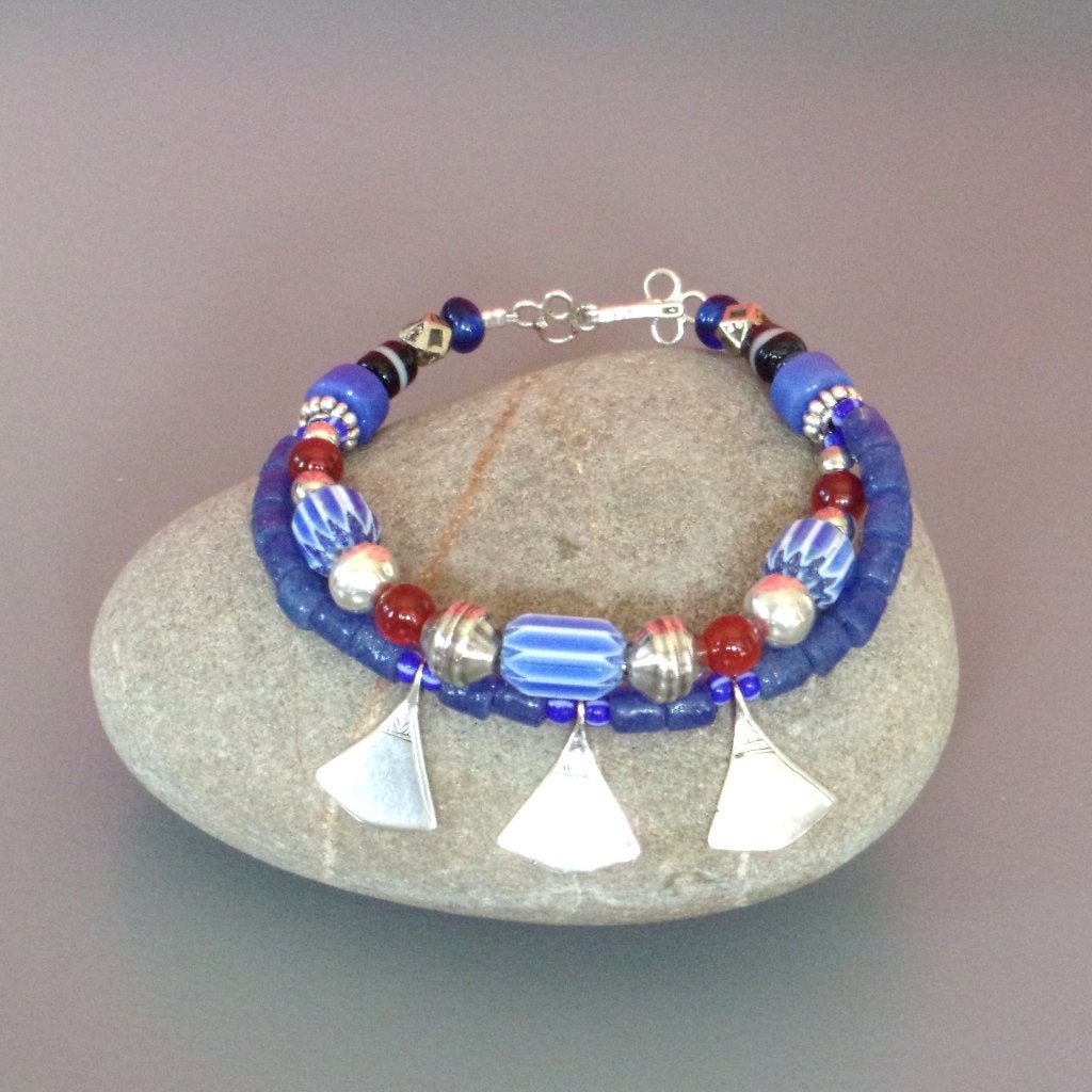 Armband 2 rijen met visgraatkralen, Toeareg kralen en agaat, Met bedels of kralen, Blauw, Nieuw, Ophalen of Verzenden