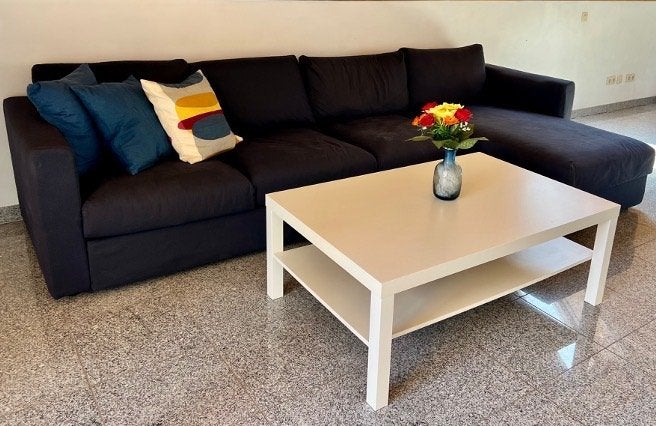 Table basse blanche avec étagère de rangement — 30€, 100 à 150 cm, Comme neuf, Enlèvement, 50 à 100 cm