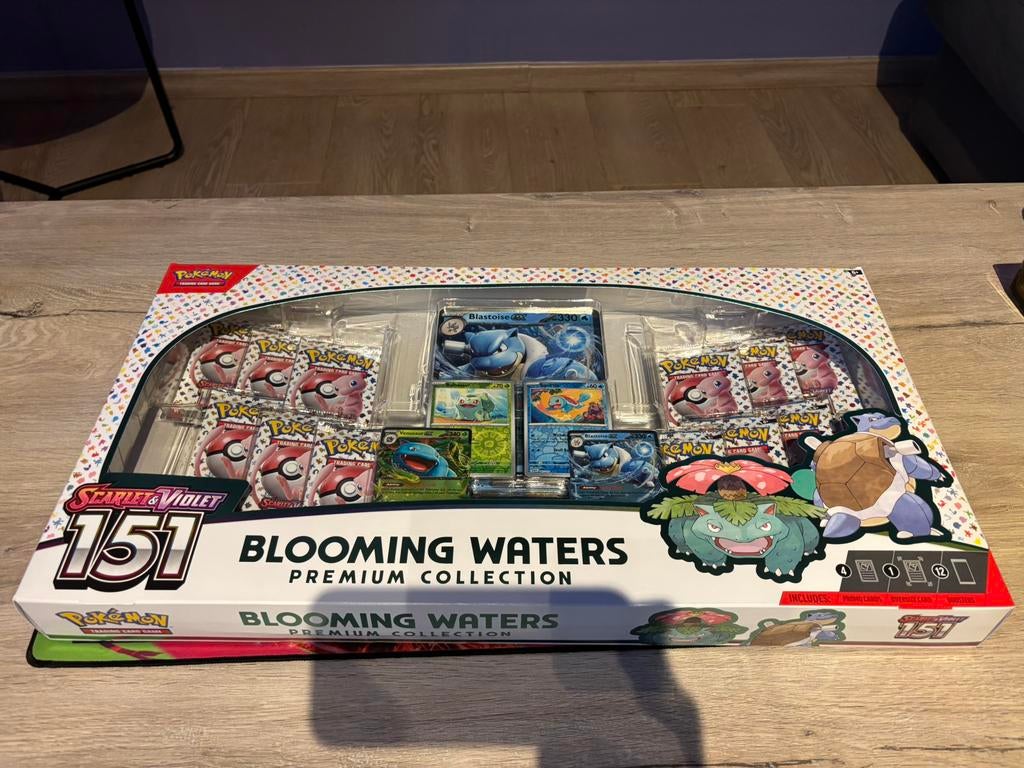 Pokémon S&V 151 Blooming Waters Premium Collection, Hobby en Vrije tijd, Verzamelkaartspellen | Pokémon, Ophalen of Verzenden