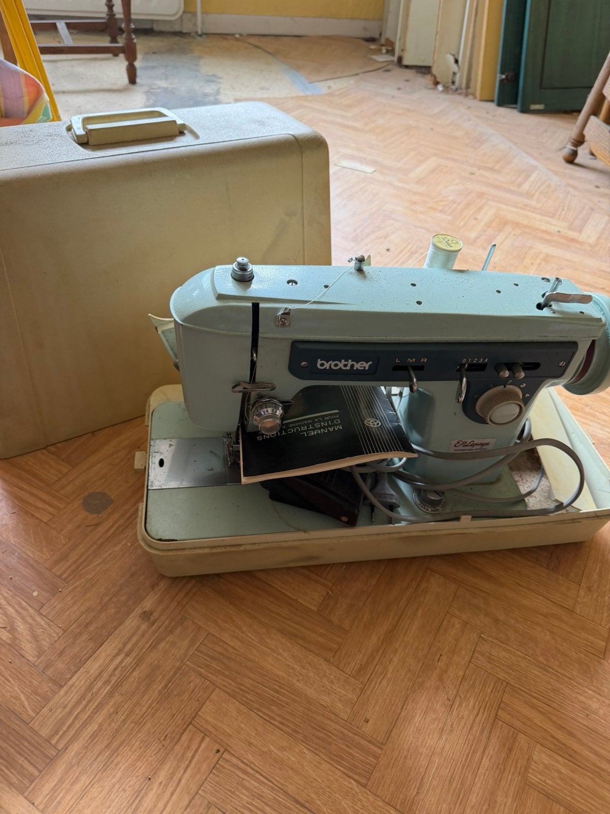 Machine à coudre vintage BROTHER  avec manuel d'origine, Enlèvement