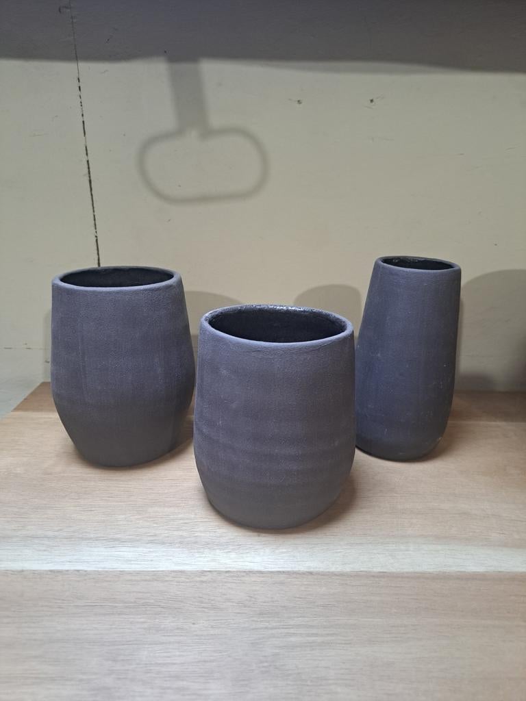 3 vases en céramique gris foncé, Maison & Meubles, Enlèvement ou Envoi