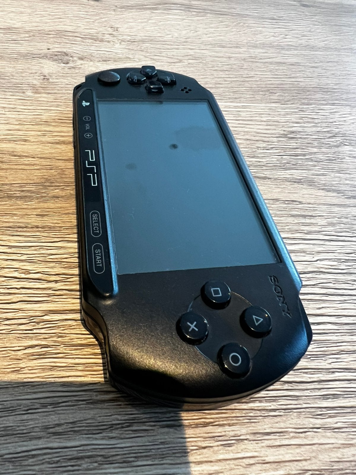 Psp - E1004 avec de nombreux jeux en très bon état, Consoles de jeu & Jeux vidéo, Consoles de jeu | Sony PSP, Comme neuf, PSP