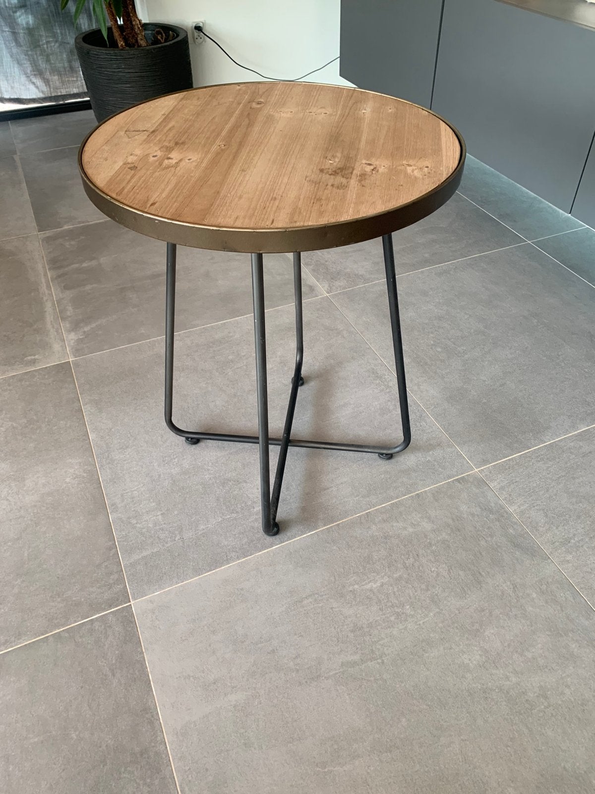 Licht tafeltje 69cm hoog. 56cm diameter, Huis en Inrichting, Ophalen, Zo goed als nieuw