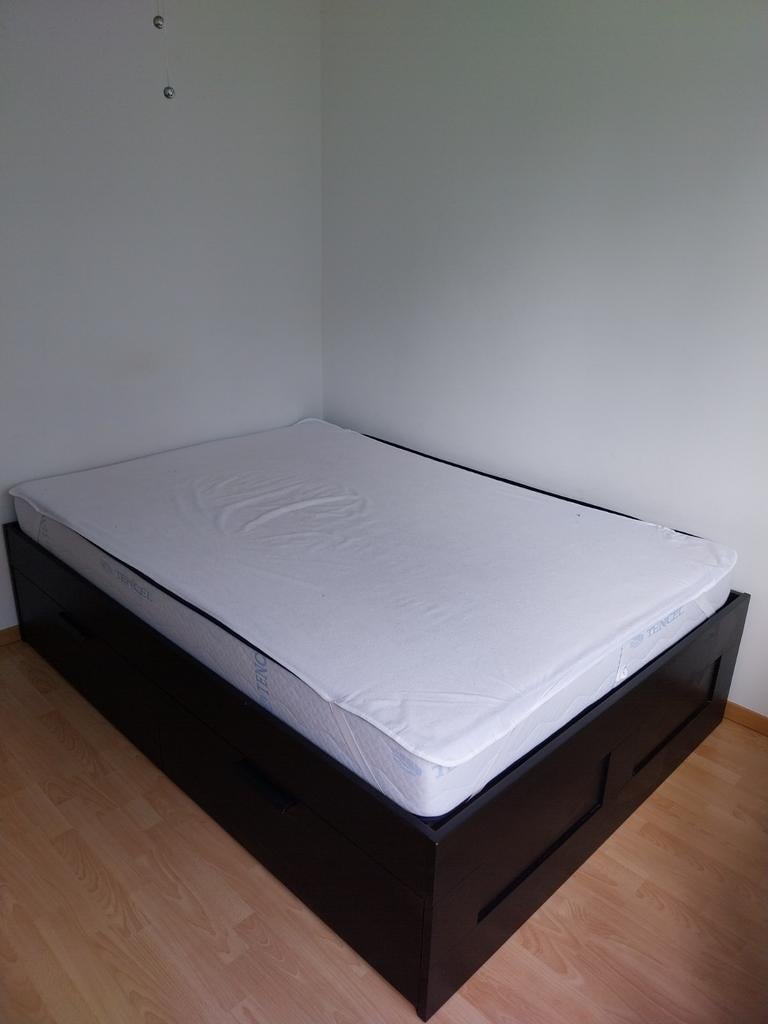 Lit noir Ikea à tiroirs 1,40m + matelas à mémoire de formes, Enlèvement, Noir