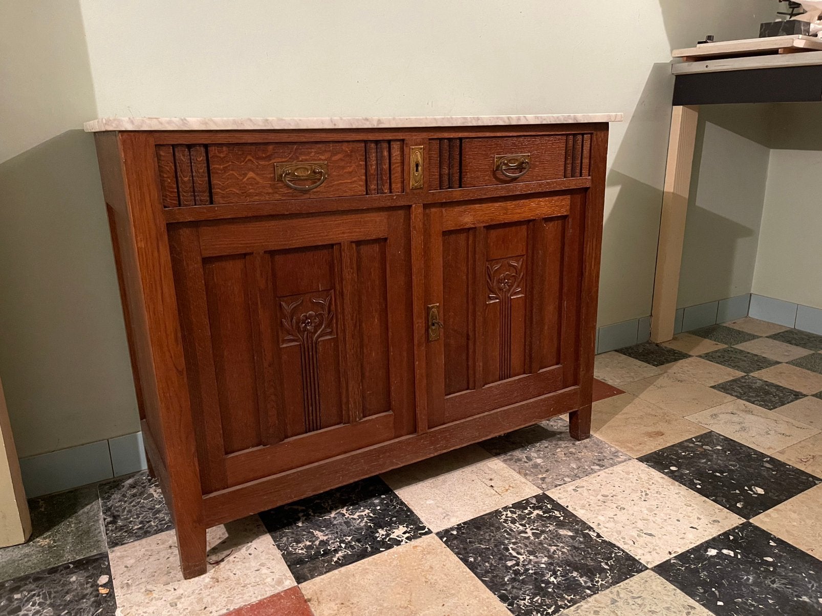Massief houten kastje met marmer tablet, Ophalen, Gebruikt, 100 tot 150 cm, Eikenhout