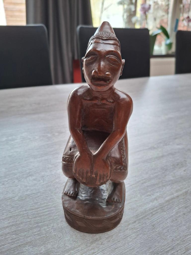 Afrikaans houten beeld – Gehurkte trommelaar / djembe speler, Ophalen of Verzenden