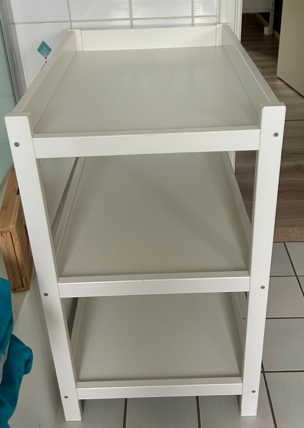 Witte verzorgingstafel met 2 wieltjes, Ophalen, Gebruikt
