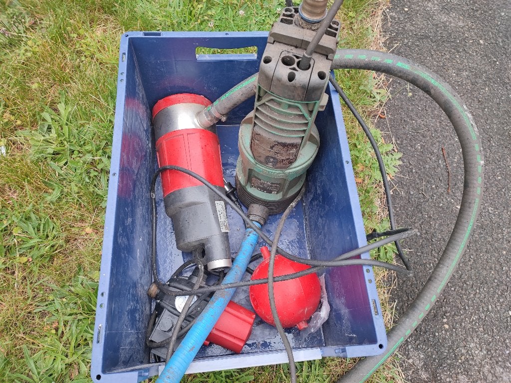 Twee regenwaterpompen en toebehoren, Ophalen, Gebruikt, Elektrisch, Dompelpomp