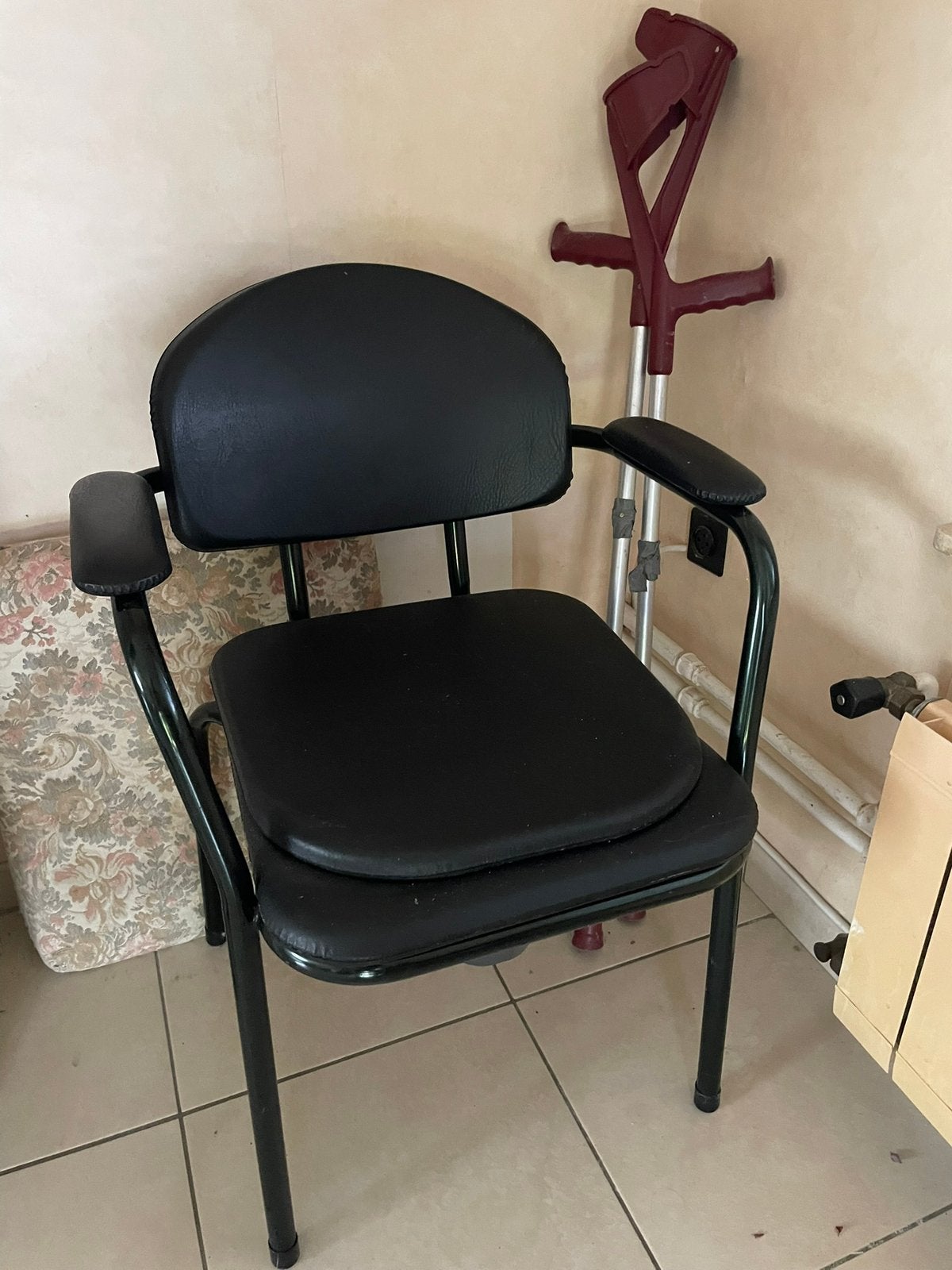 Vermeiren Toiletstoel Model 9062, Huis en Inrichting, Stoelen, Ophalen, Zo goed als nieuw, Zwart, Kunststof