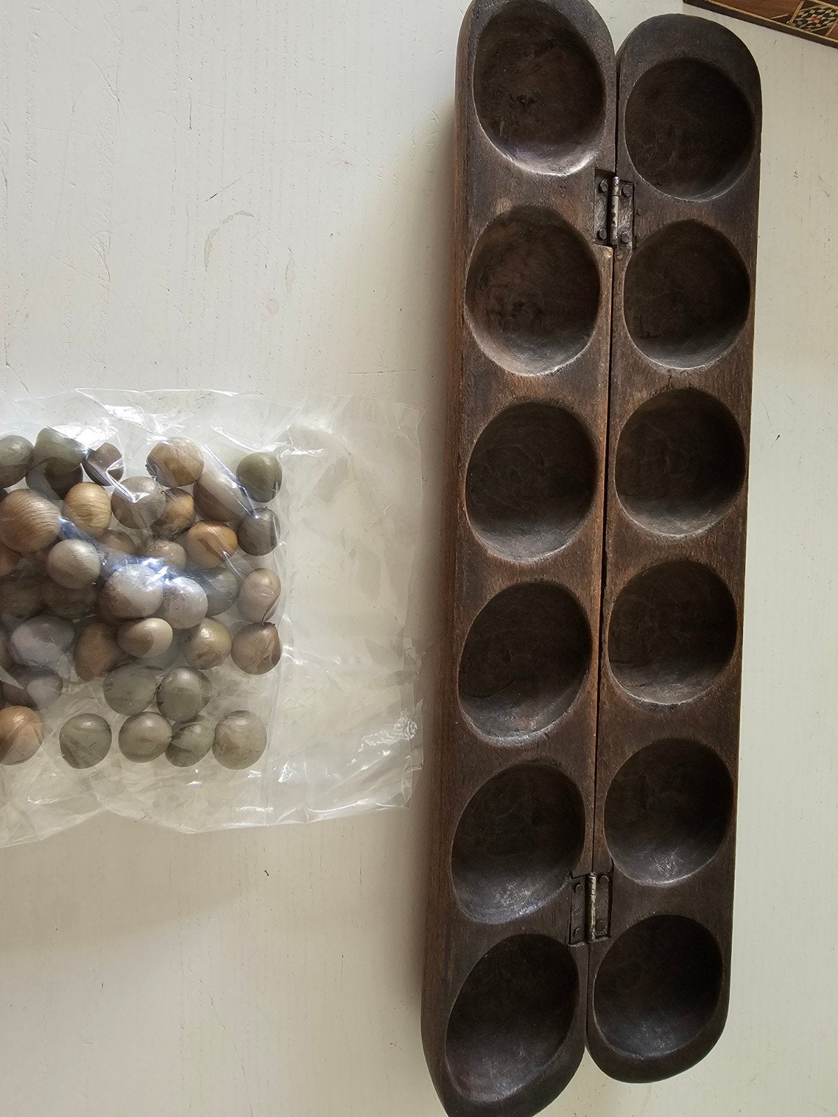 Jeu de plateau mancala en bois sculpté à la main : tradition, Enlèvement ou Envoi