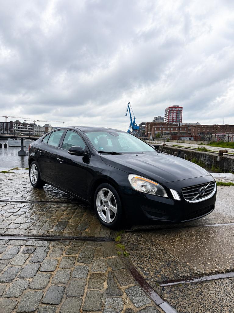 Volvo S60 1.6 Kinetic 4T Benzine Automaat (2011), Auto's, Zwart, S60, Zwart, 5 deurs