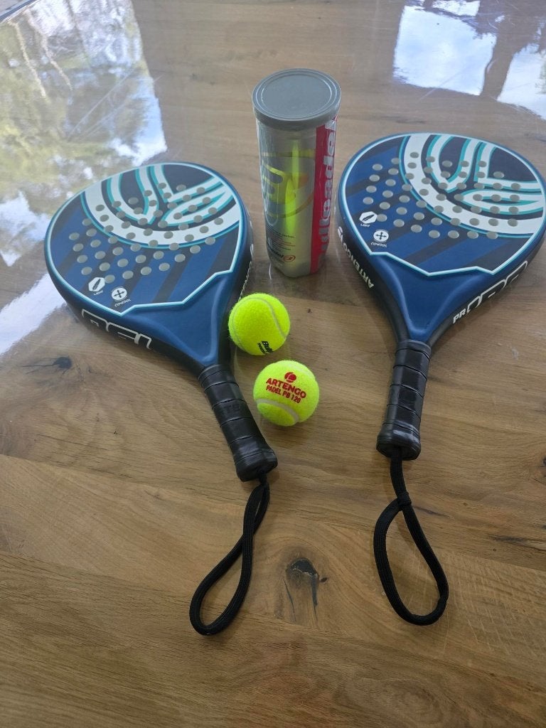 2 padel rackets + padelballen, Enlèvement, Comme neuf, Raquette de padel