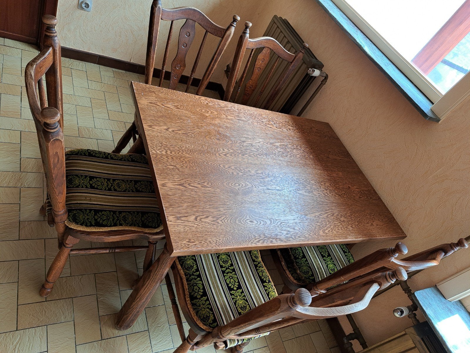 Table et 5 chaises en bois avec revêtement en velours vert., Maison & Meubles, Enlèvement
