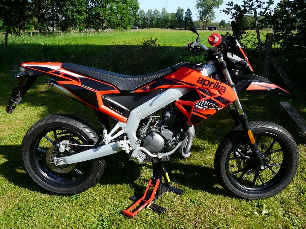 Exellent Aprilia SX 50 SX50 rijden nu het zomer is, Fietsen en Brommers, Brommers | Derbi, Ophalen, Zo goed als nieuw, Klasse B (45 km/u)