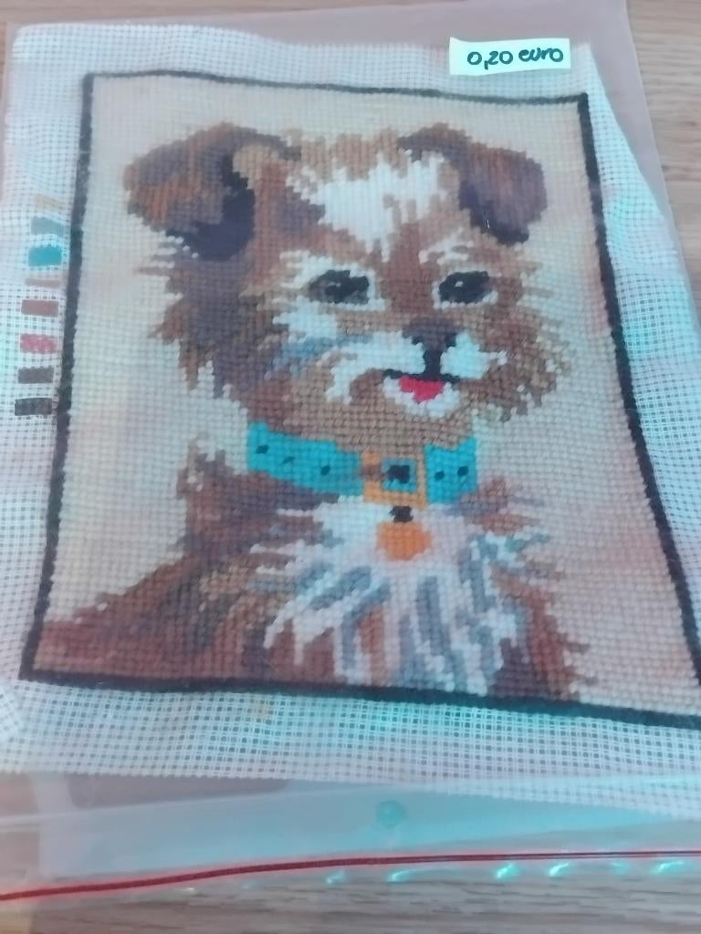 Nieuw: Geborduurd Hondje (Handwerk/Decoratie), Huis en Inrichting, Woonaccessoires | Schilderijen, Tekeningen en Foto's, Nieuw