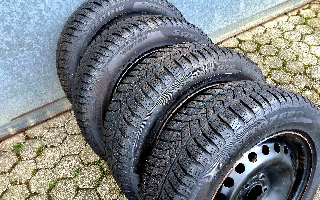 Pneus hiver 205/60-16 avec jantes Ford Focus, Pneus et Jantes, Pneus hiver, 16 pouces, 205 mm