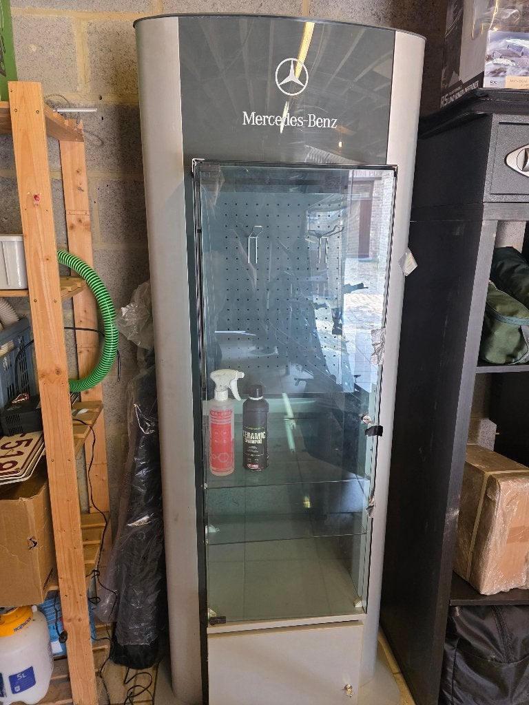 Vitrines Origine mercedes, Avec porte(s), Comme neuf, 50 à 100 cm, 50 à 75 cm