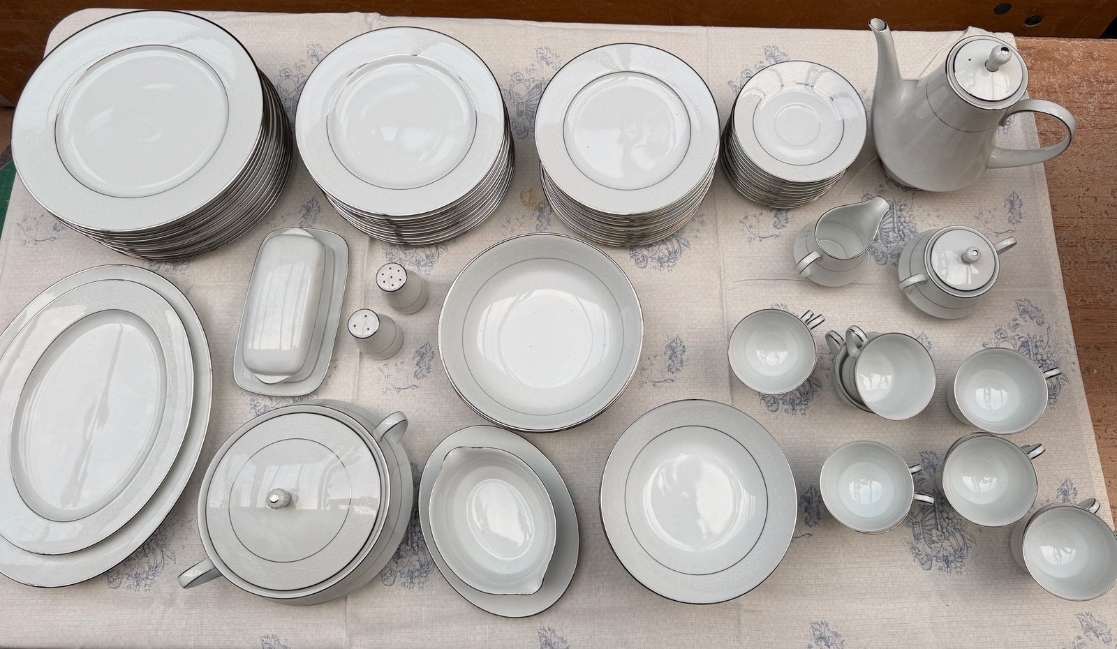Eet- en koffieservies porselein Vanstahl, 12 personen, Ophalen