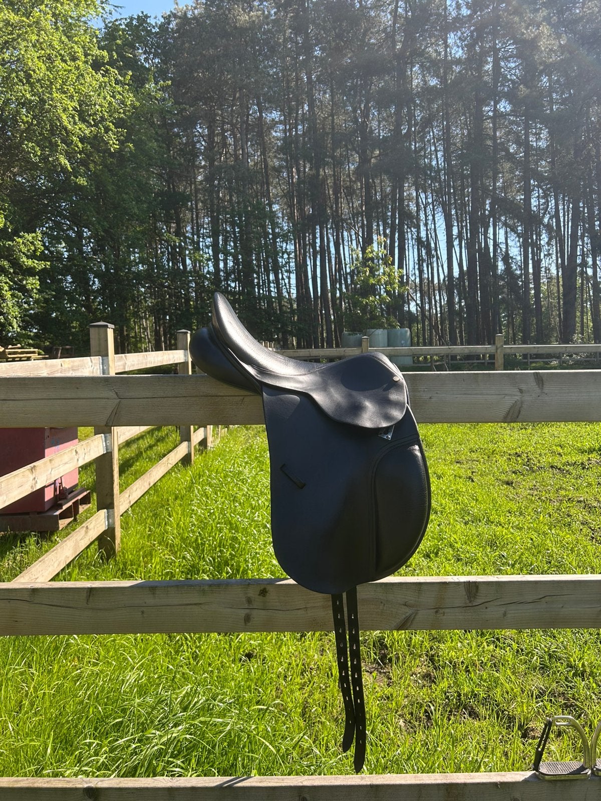 Selle polyvalente, Animaux & Accessoires, Chevaux & Poneys | Selles, Utilisé, Polyvalence, M (17 pouces), Siège semi-creux, Étriers inclus