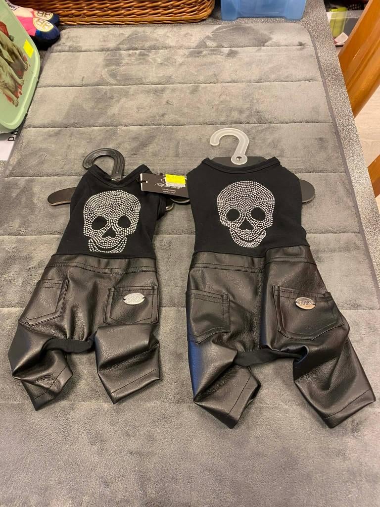 Stoere broekpakjes van het merk TTB aan outletprijs., Dieren en Toebehoren, Hondenkleding, Ophalen of Verzenden, Nieuw, Hondenkostuum