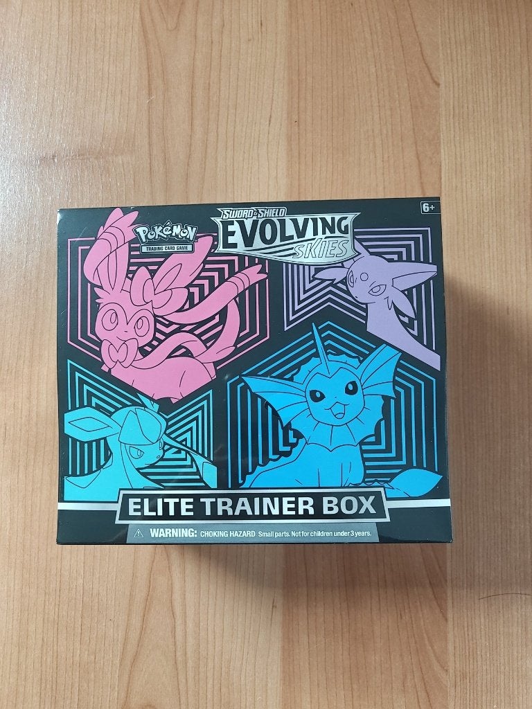 Pokémon Evolving Skies ETB (Sylveon/Glaceon) - sealed, Ophalen of Verzenden, Nieuw, Overige typen