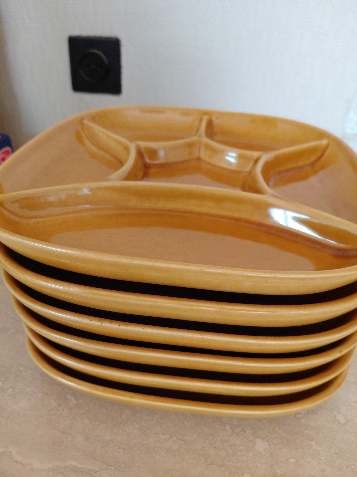 Assiettes à fondue BOCH FRERES, Enlèvement, Comme neuf, Assiettes(s)