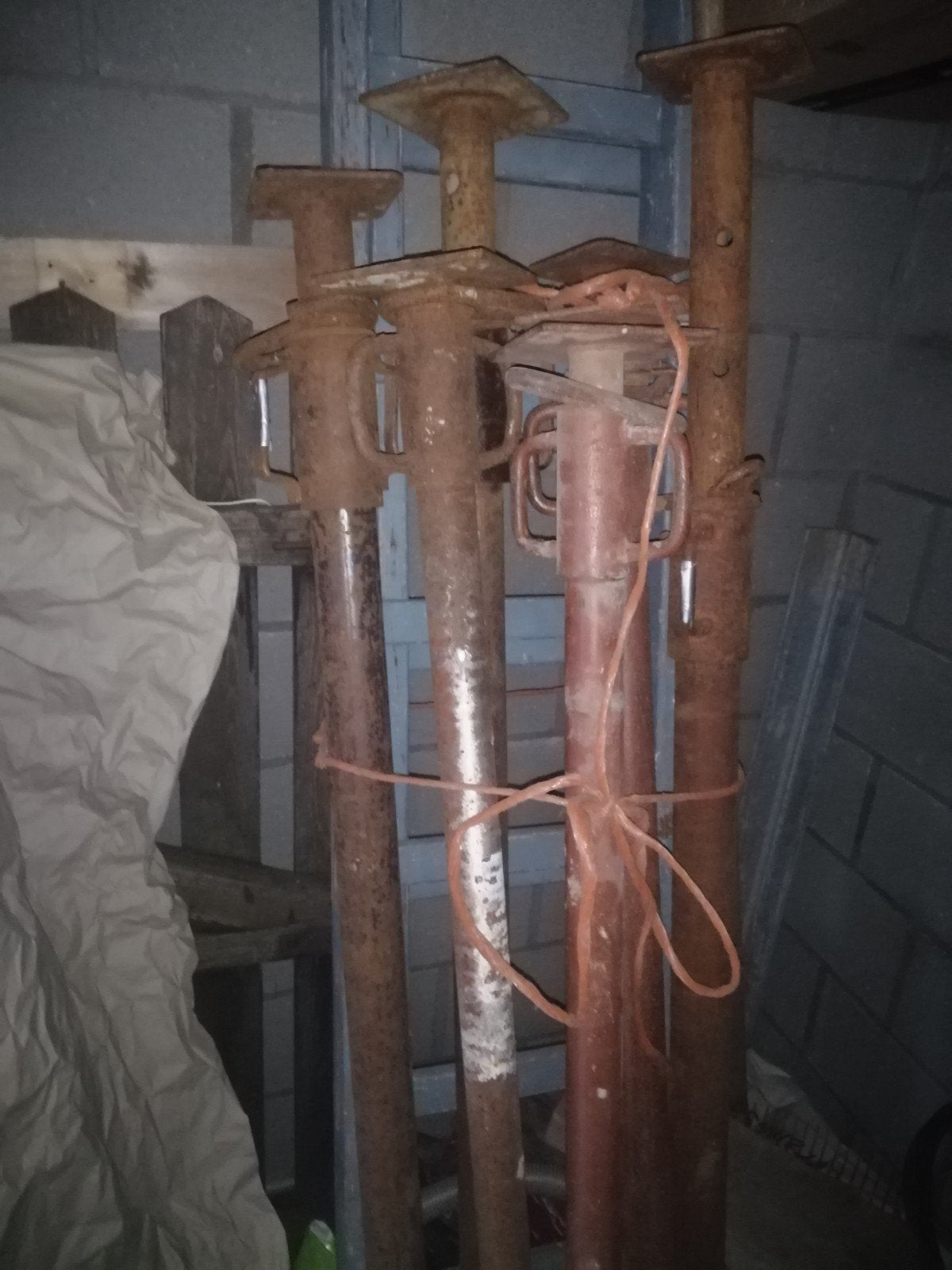 7 stippen stutten bouwstempels stempels en 3 balkklemmen, Ophalen