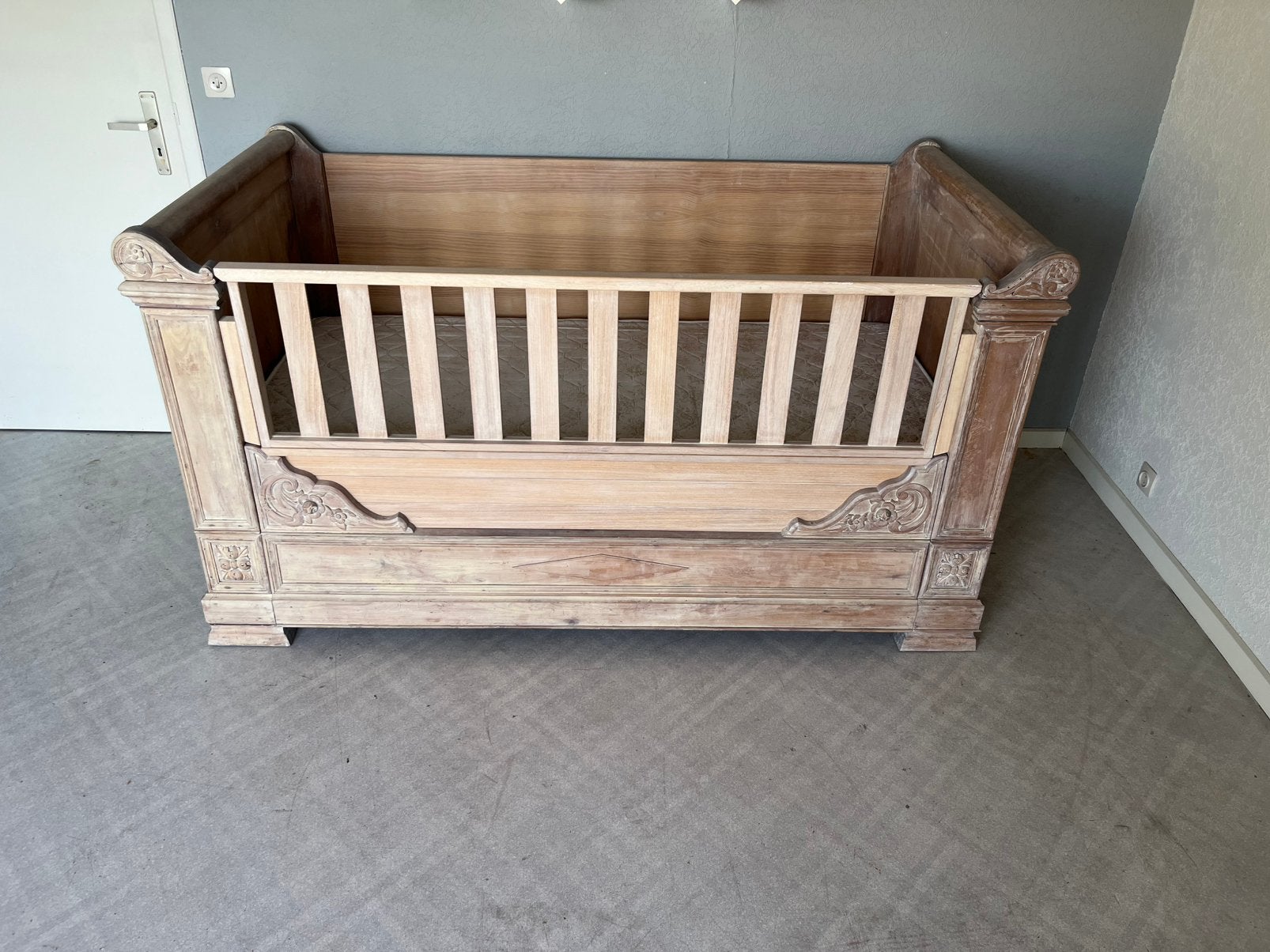 Antiek bed omgebouw tot baby/kinderbed, Enlèvement, Utilisé