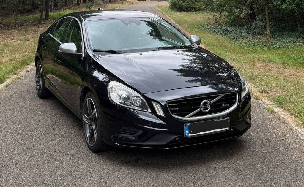 Volvo S60 R-Design | Luxe, Power & Scandinavische Klasse, Auto's, Volvo, Voorwielaandrijving, Zwart, 1984 cc, S60