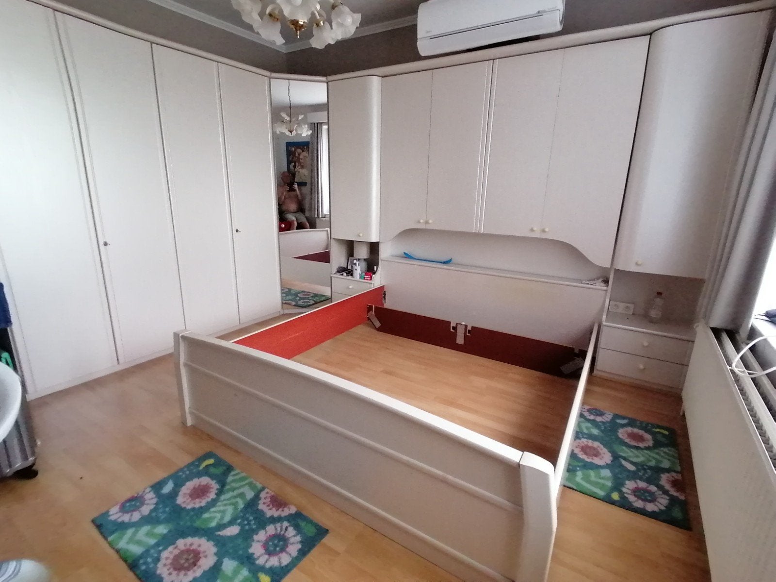 Chambre d'angle avec commode et miroir, Enlèvement