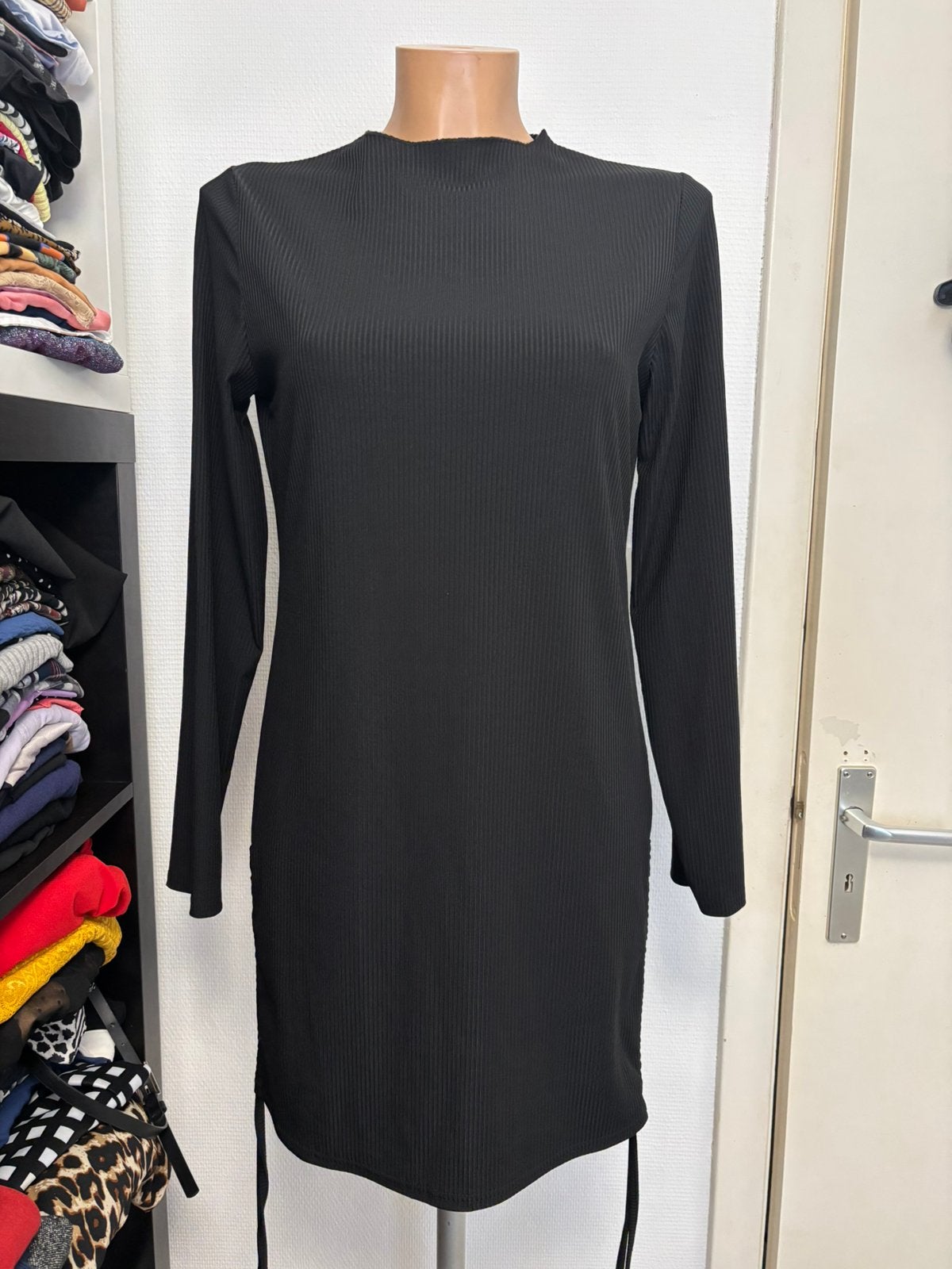 Robe noire, Enlèvement ou Envoi, Comme neuf, Noir