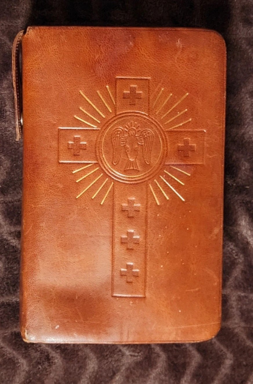 Vintage Brepols Dagmissaal in lederen hoes - Illus. Antoon M, Boeken, Gelezen, Christendom | Katholiek, Th. Stallaert (Theodorus Ludovicus Maria Stallaert)